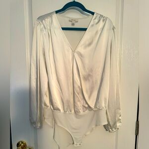 On 34th Ivory Satin Finish Balloon Sleeve Crossbody Bodysuit. Ladies Large EUC